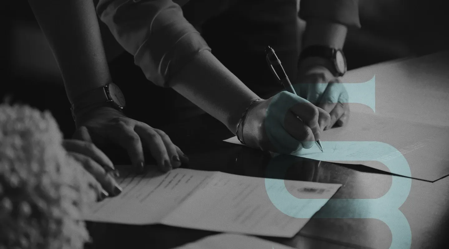 Personnes signant des documents dans notre étude